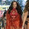 Grávida de Bradley Cooper, Irina Shayk disfarça barriga em desfile de lingerie