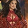 Grávida de Bradley Cooper, Irina Shayk disfarça barriga em desfile de lingerie