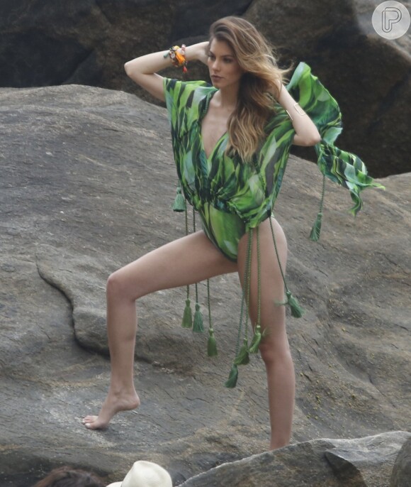 Bruna Hamú faz ensaio fotográfico na praia da Barra da Tijuca, Zona Oeste do Rio de Janeiro, nesta quinta-feira, 1° de dezembro de 2016