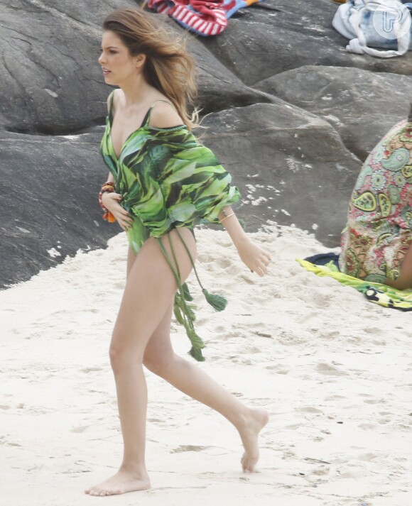 Bruna Hamú faz ensaio fotográfico na praia da Barra da Tijuca, Zona Oeste do Rio de Janeiro, nesta quinta-feira, 1° de dezembro de 2016