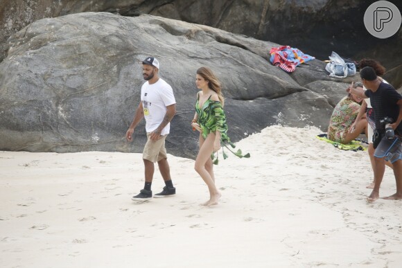 Bruna Hamú faz ensaio fotográfico na praia da Barra da Tijuca, Zona Oeste do Rio de Janeiro, nesta quinta-feira, 1° de dezembro de 2016