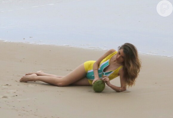 Bruna Hamú faz ensaio fotográfico na praia da Barra da Tijuca, Zona Oeste do Rio de Janeiro, nesta quinta-feira, 1° de dezembro de 2016