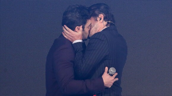 Marcelo Serrado e Marcos Veras se beijam em palco de premiação no Rio. Fotos!