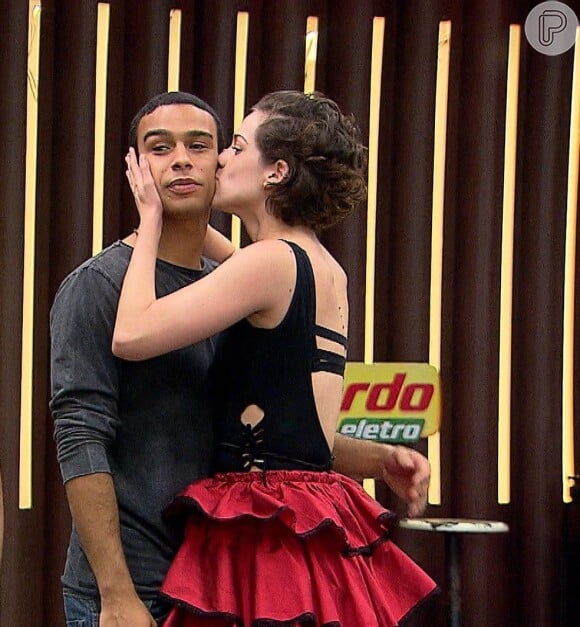 Sérgio Malheiros ganha beijo da namorada, Sophia Abrahão. Ele a surpreendeu em ensaio para o 'Dança dos Famosos' nesta sexta-feira, 2 de dezembro de 2016