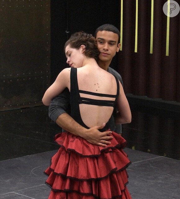 Sérgio Malheiros visita a namorada, Sophia Abrahão, em ensaio do 'Dança dos Famosos': 'Vim ver se está tudo funcionando'