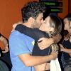 Deborah Secco trocou beijos com o marido, Hugo Moura, após estreia dele no teatro