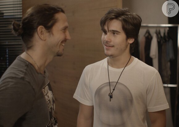 Gui (Vladimir Brichta) aposta que Zac (Nicolas Prattes) e sua banda consiguam desbancar Léo Régis (Rafael Vitti), na novela 'Rock Story'