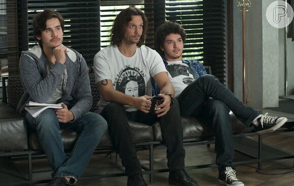 Gui (Vladimir Brichta), Zac (Nicolas Prattes) e Tom (João Vitor Silva) estão buscando outros integrantes para a banda, na novela 'Rock Story'