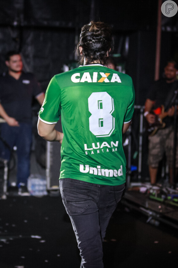 Luan Santana usou camisa da Chapecoense com o seu nome nas costas durante maratona de shows em São Paulo