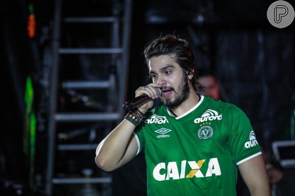 Luan Santana colocou a camisa da Chapecoense em uma parte do show que fez no Anhembi, em São Paulo