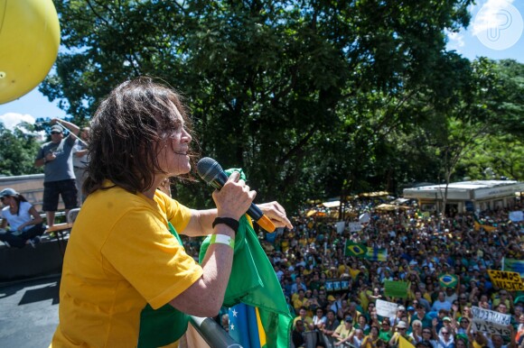 Regina Duarte discursa em protesto contra as mudanças na lei de combate à corrupção