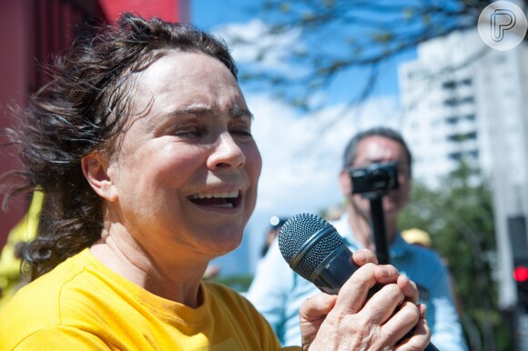 Regina Duarte gritou palavras de ordem durante o protesto