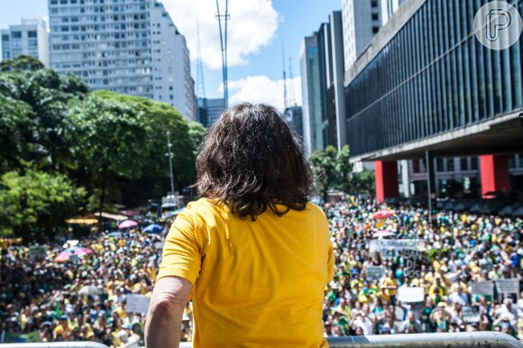 Regina Duarte discursa em protesto contra a corrupção e a favor da Operação Lava-Jato, em São Paulo