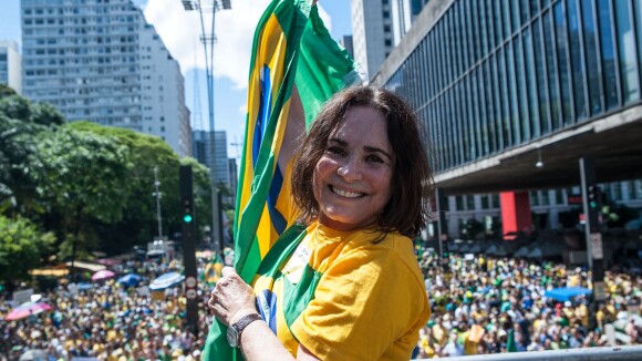 Regina Duarte marca presença em protesto contra a corrupção, em São Paulo