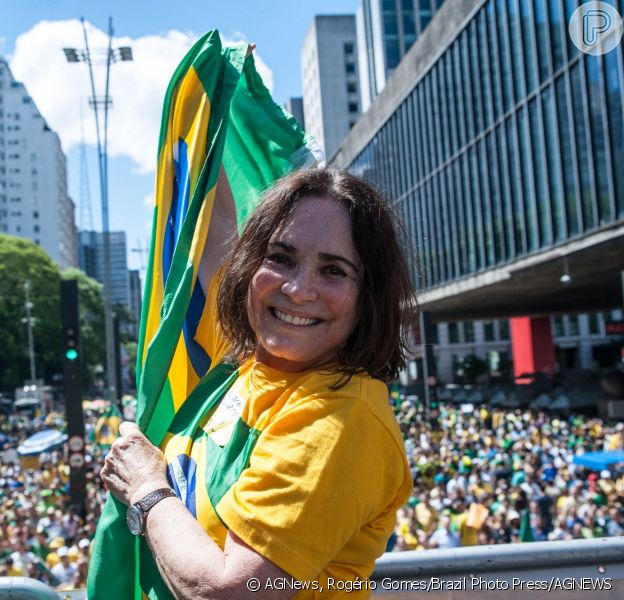 Regina Duarte vai a protesto contra a corrupção e a favor da Operação Lava-Jato, na Avenida Paulista, em São Paulo, em 4 de dezembro de 2016