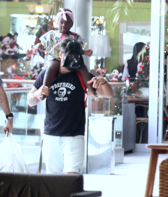 Títi e o pai, Bruno Gagliasso, costumam fazer programas em família passeando por shoppings do Rio