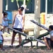 Eduardo Moscovis e Cynthia Howlett se divertem em parque com o filho caçula