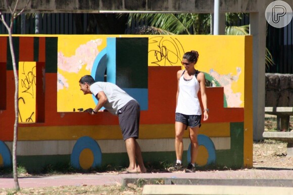 O ator Eduardo Moscovis e a mulher, Cynthia Howlett, passaram a tarde com o filho, Rodrigo, de quase 2 anos, em um parque na Lagoa, Zona Sul do Rio