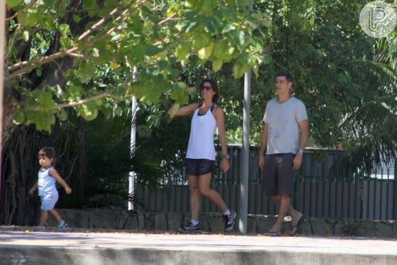 Cynthia Howlett e Eduardo Moscovis passaram a tarde com o filho, Rodrigo, de quase 2 anos, em um parque na Lagoa, Zona Sul do Rio