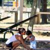 Eduardo Moscovis e Cynthia Howlett passearam nesta sexta-feira, 10 de janeiro de 2014, com o filho caçula, Rodrigo, de quase 2 anos, na Lagoa, Zona Sul do Rio de Janeiro