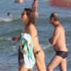 Maria Paula usa biquíni de lacinho na praia