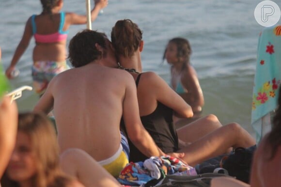 Maria Paula recebe beijos de moreno nas areais da praia de Ipanema, na zona sul do Rio