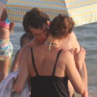 Maria Paula, vestindo micro biquíni, beija rapaz na praia de Ipanema, no Rio