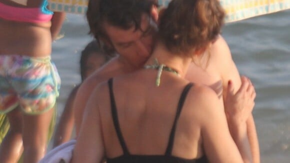 Maria Paula, vestindo micro biquíni, beija rapaz na praia de Ipanema, no Rio