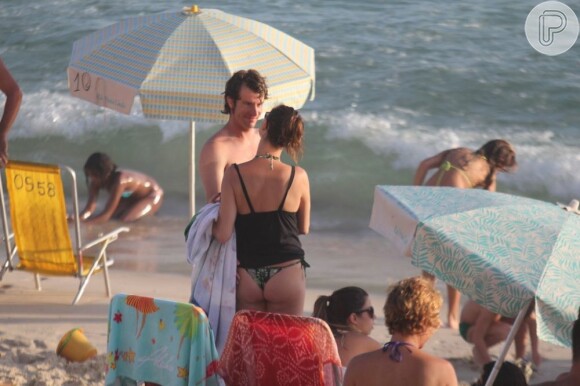 Maria Paula conversa com o novo affair na praia de Ipanema, na zona sul carioca