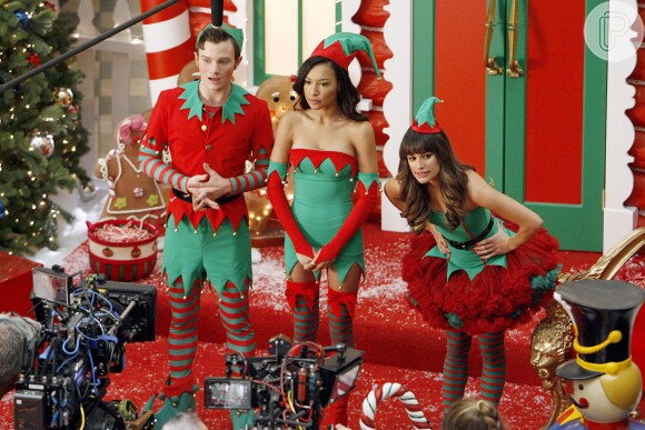 Chris Colfer, Lea Michele e Naya Rivera são flagrados gravando um episódio especial de Natal para 'Glee'