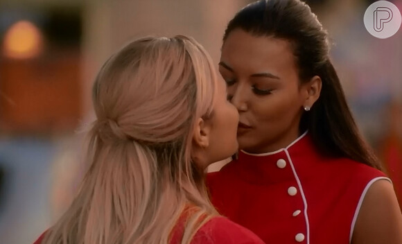 Santana (Naya Rivera) ganhou um beijo de Dani (Demi Lovato) após elas se conhecerem em um café