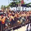 Desde que Rihanna chegou no Rio, os fãs se aglomeram para vê-la