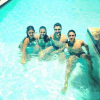 Bruna Marquezine grava 'Em Família' na piscina: 'Equipe toda com inveja'