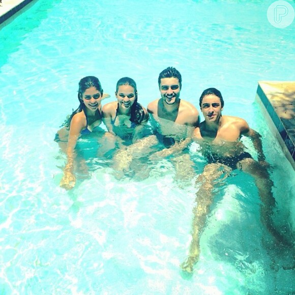 Bruna Marquezine grava 'Em Família' na piscina ao lado de Julia Dalavia, Guilherme Leicam e Eike Duarte, em 13 de janeiro de 2014