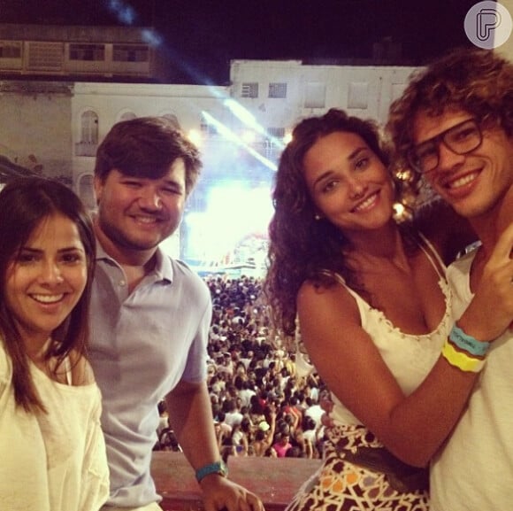 Débora Nascimento e José Loreto curtem show da Timbalada, na Bahia, em 6 de janeiro de 2013