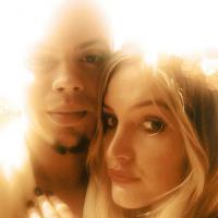 Ashlee Simpson fica noiva de Evan Ross, filho de Diana Ross: 'Aleluia Havaí'
