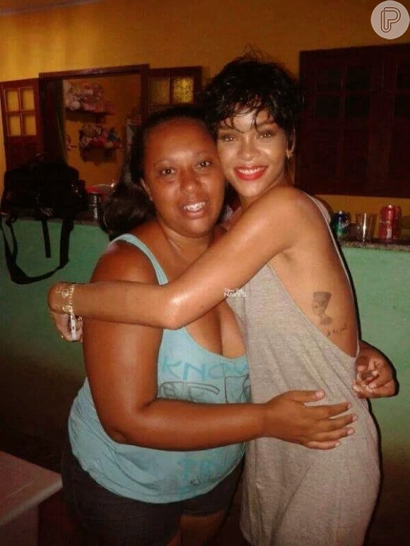 Rihanna ficou na casa de Marília Raimundo e tirou um foto com ela (14 de janeiro de 2014)