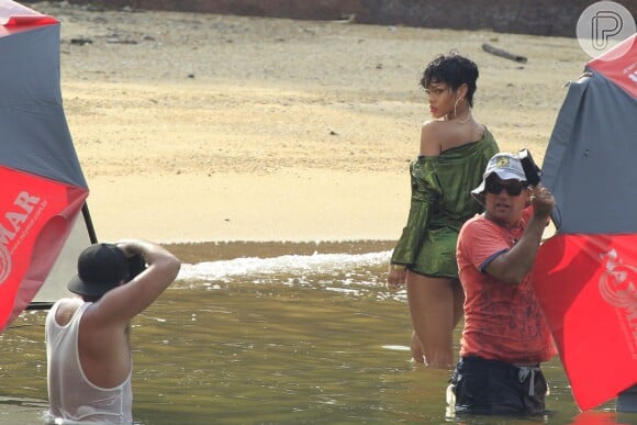 Rihanna também entrou no mar enquanto posava para o ensaio fotográfico
