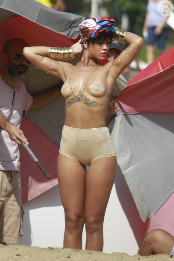 Nas fotos sem sutiã, Rihanna usou um adesivo nos seios