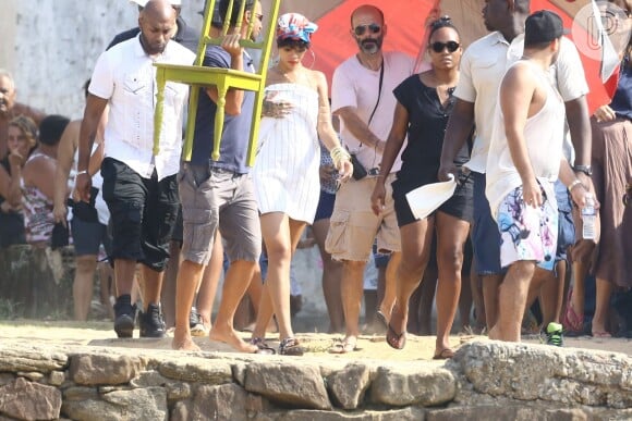 Rihanna a caminho da casa de Marília Raimundo, em Ilha Grande