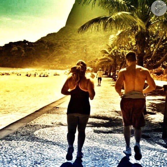 Em foto postada na segunda-feira em seu Instagram, Preta Gil aparece fazendo uma corrida, também na praia. Na legenda da imagem, a cantora comemora: 'Evoluindo nos treinos! Hoje depois de muitos anos voltei a correr de leve! Projeto joelho de ouro. Medida Certa pra sempre'