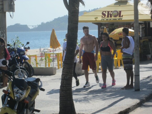 Nesta terça-feira, 14 de janeiro de 2014, Preta Gil caminhou pela orla de São Conrado, na Zona Sul do Rio, ao lado de seu namorado e uma amiga