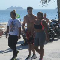 Preta Gil se exercita com namorado em praia do Rio: 'Medida Certa pra sempre'