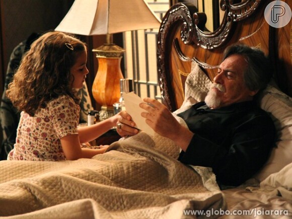 Sempre que pode, Pérola (Mel Maia) conversa com Ernest (José de Abreu), na tentativa de amolecer o coração do avô, em 'Joia Rara'