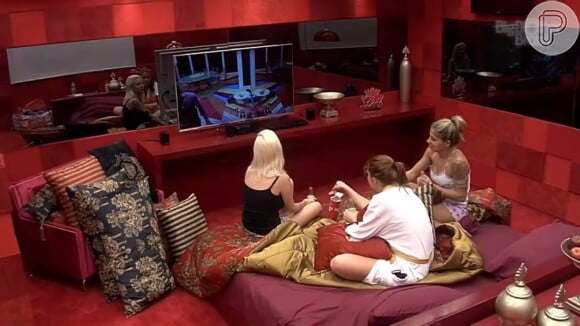 'BBB 14': sisters observam outros participantes na cozinha pela tv do quarto do líder