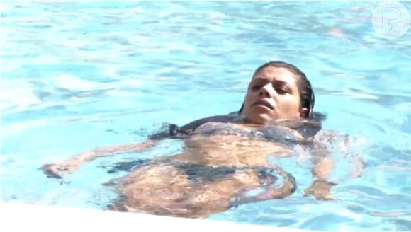 'BBB 14': Franciele logo se anima em dar um mergulho na piscina. 'òtimo para começar o dia'