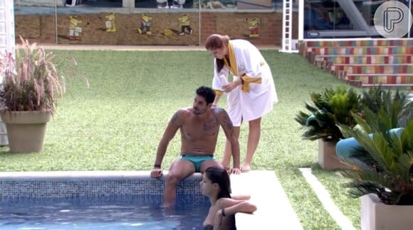 'BBB 14': Amanda passa protetor solar nas costas de Diego depois de passar o creme em Junior