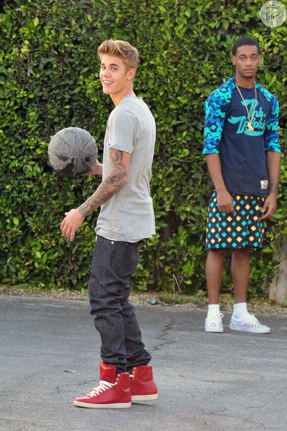 Justin Bieber com o amigo Lil Za. O rapper foi preso na casa de Bieber nesta terça-feira, 14 de janeiro de 2014