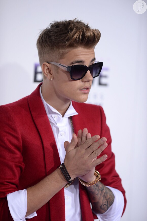 Justin Bieber anunciou que se aposentaria na noite de Natal, mas logo depois disse que era uma brincadeira