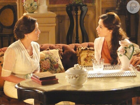 Sandra (Priscila Sol) conta para Laura (Marjorie Estiano) que não é mais virgem, em 'Lado a Lado', em 8 de janeiro de 2013